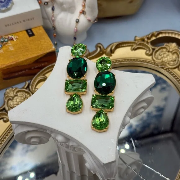 🆕 OSCAR DE LA RENTA 🧿 NWOT Goldtone & Green Crystal Geometric Drop Earring - Picture 9 of 16